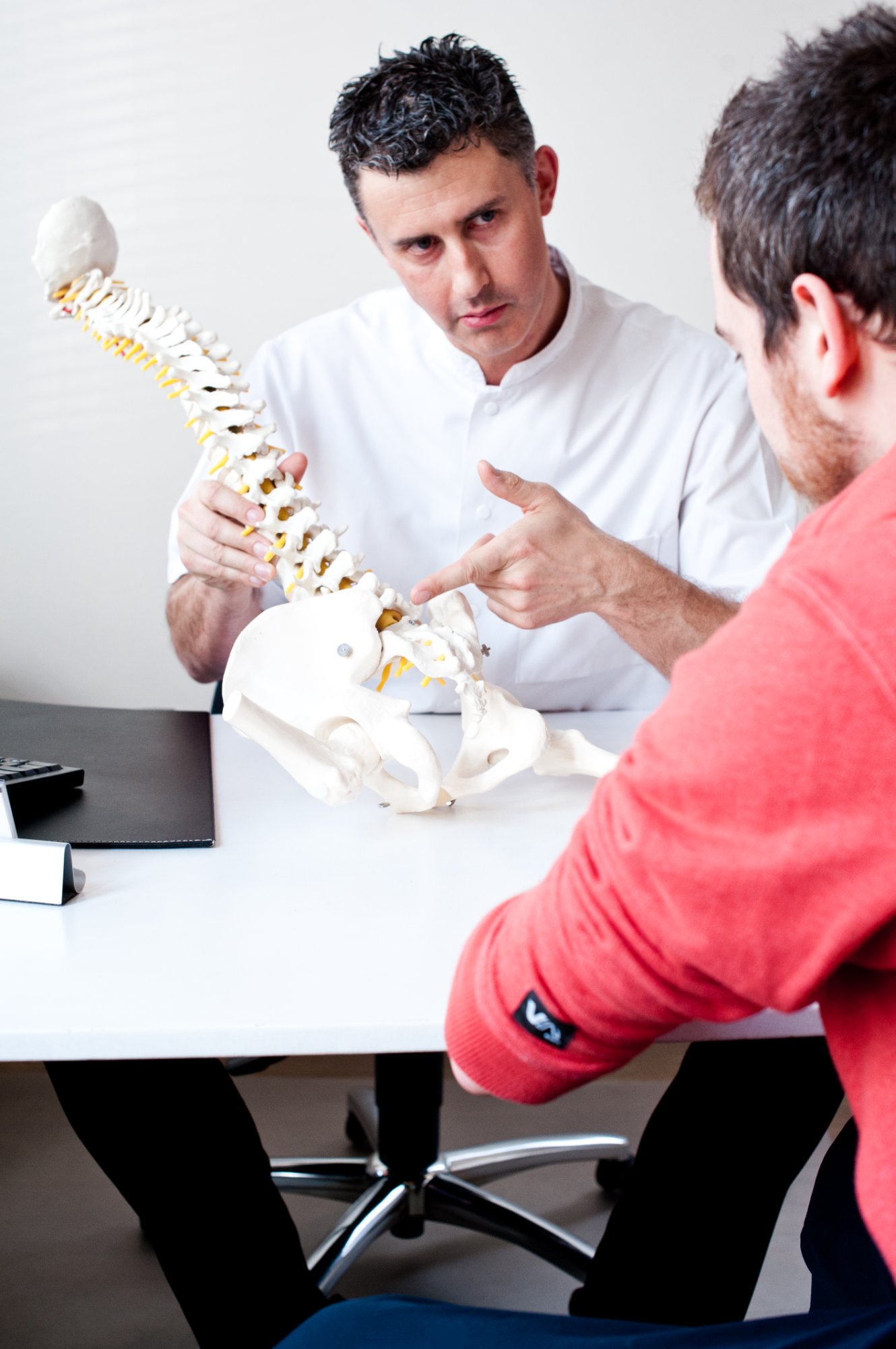 Osteopaat legt behandeling uit Antwerpen